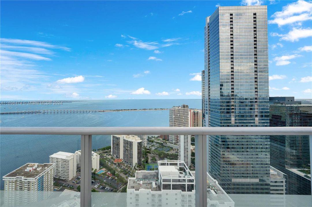 For Sale: $689,000 (1 beds, 1 baths, 701 Square Feet)