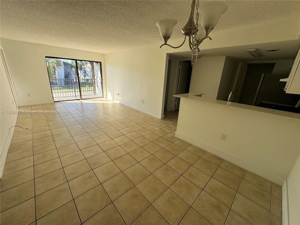 For Sale: $270,000 (2 beds, 2 baths, 976 Square Feet)