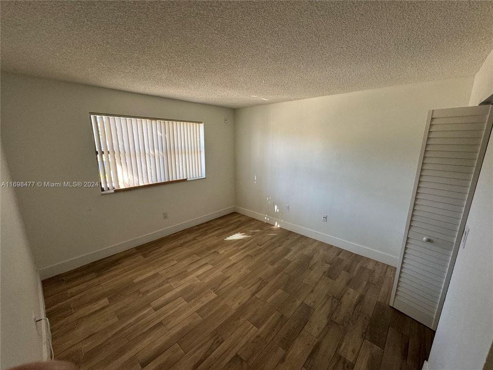 For Sale: $270,000 (2 beds, 2 baths, 976 Square Feet)