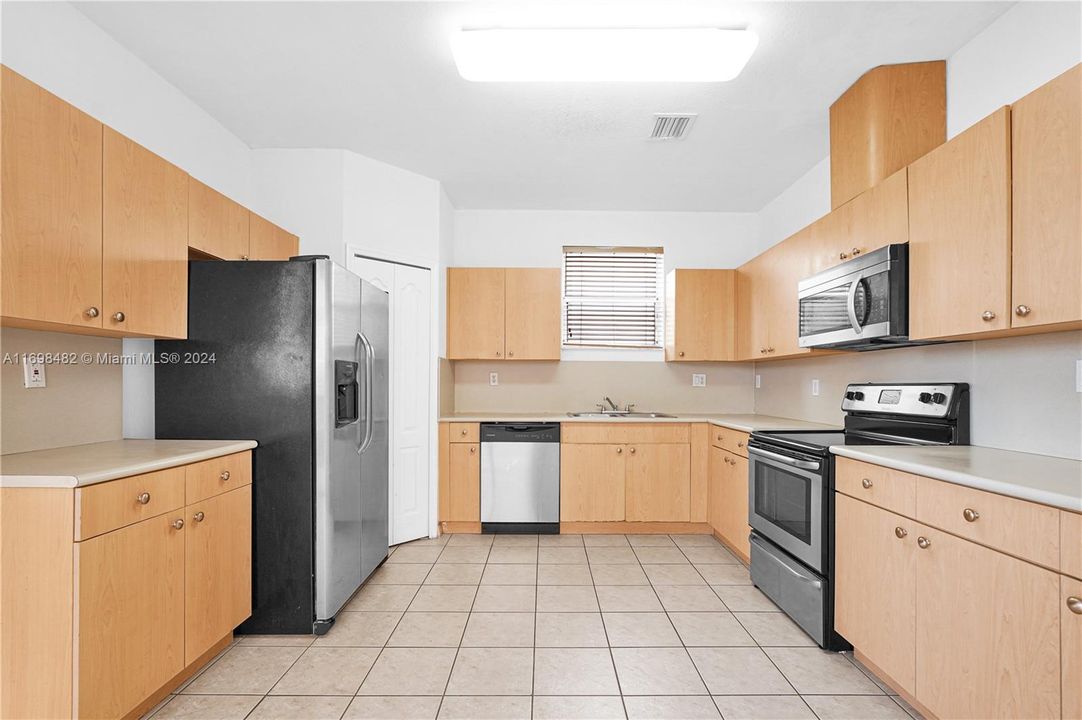 For Rent: $3,200 (3 beds, 2 baths, 1687 Square Feet)