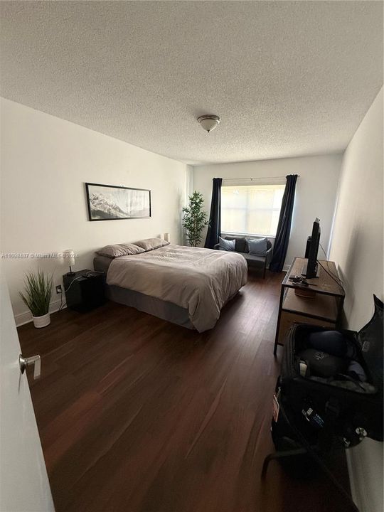 For Sale: $350,000 (2 beds, 2 baths, 1036 Square Feet)