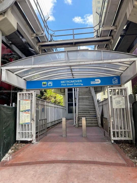 Metrorail entrance