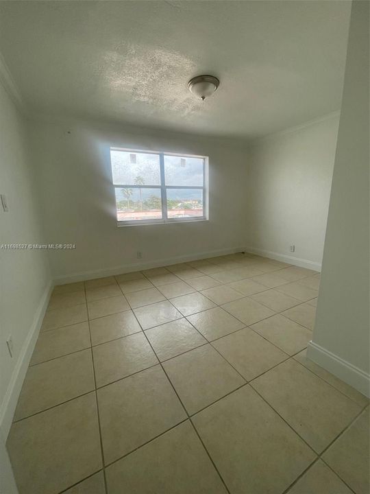 For Sale: $255,000 (2 beds, 1 baths, 775 Square Feet)