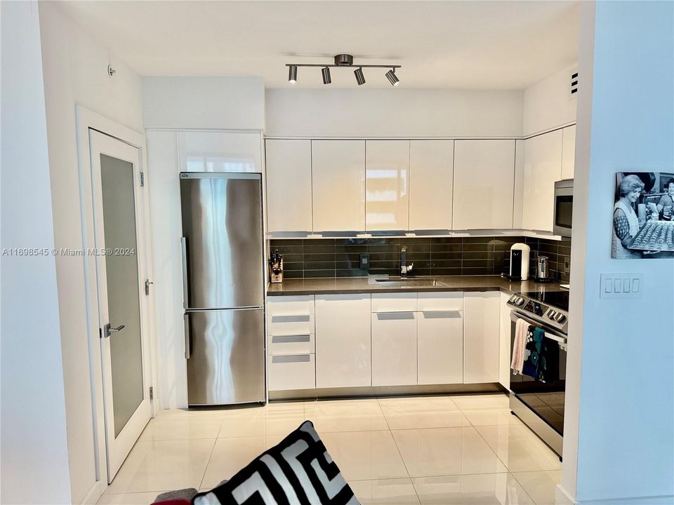 For Sale: $549,000 (1 beds, 1 baths, 793 Square Feet)