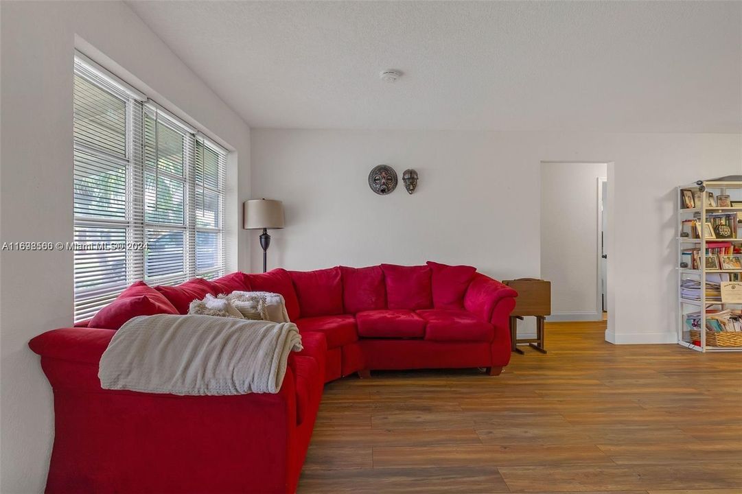 For Sale: $340,000 (2 beds, 2 baths, 1116 Square Feet)