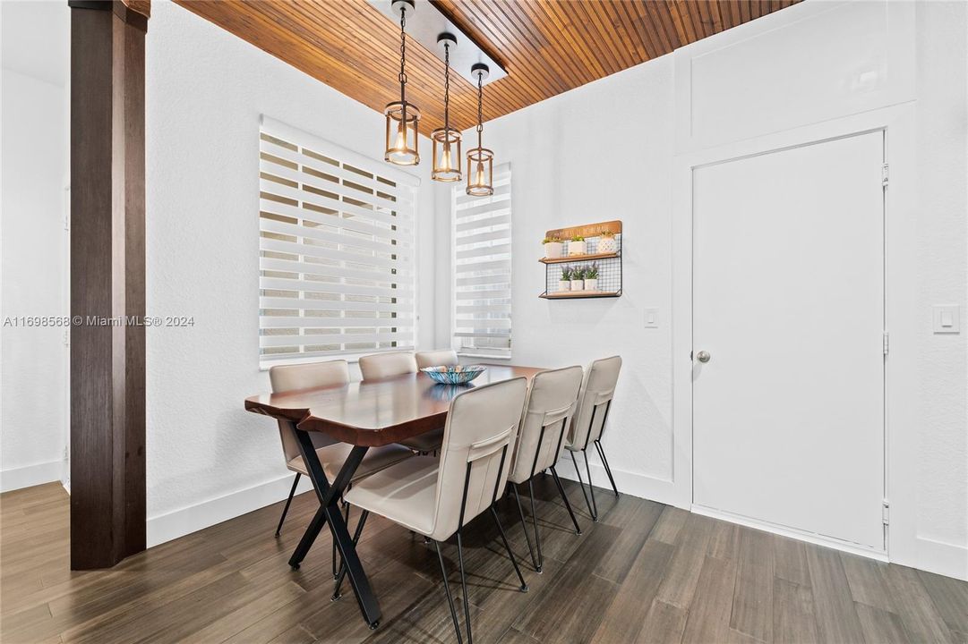 Cozy breakfast/dining area