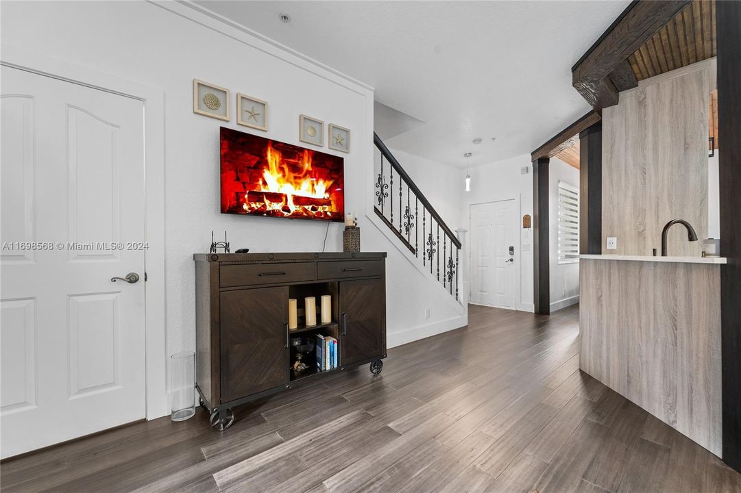 Entry way to living/dining area