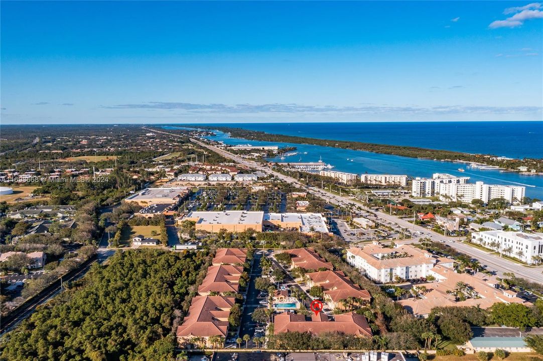 Loot at the view the intracoastal, marinas and Jonathan Dickinson State Park just up the road!