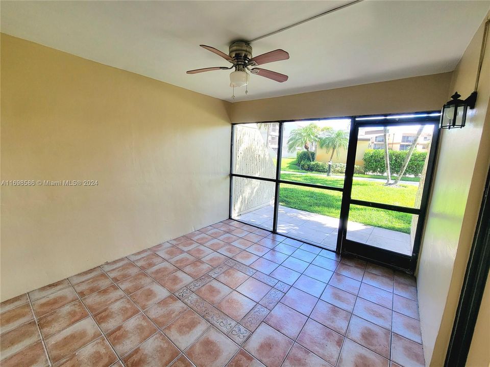 For Rent: $2,350 (2 beds, 2 baths, 956 Square Feet)