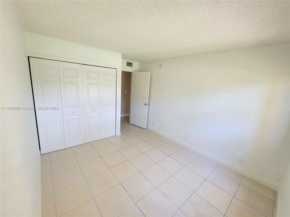 For Rent: $2,350 (2 beds, 2 baths, 956 Square Feet)