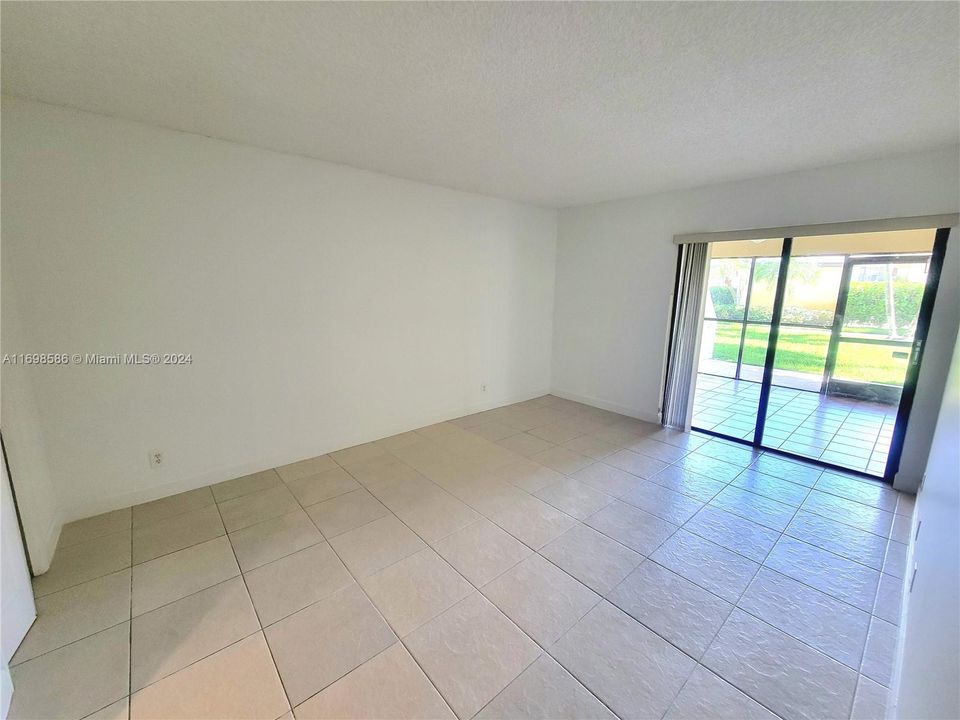 For Rent: $2,350 (2 beds, 2 baths, 956 Square Feet)