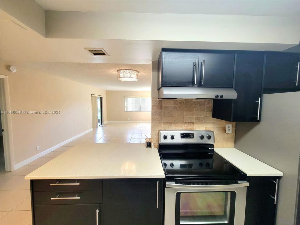 For Rent: $2,350 (2 beds, 2 baths, 956 Square Feet)