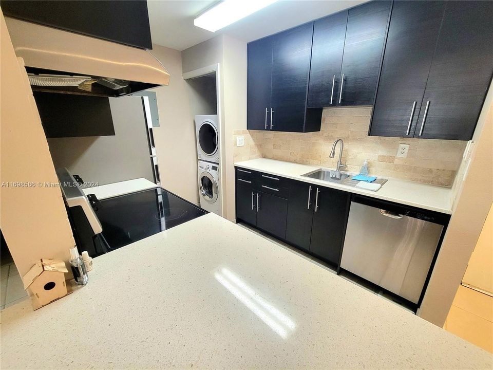 For Rent: $2,350 (2 beds, 2 baths, 956 Square Feet)