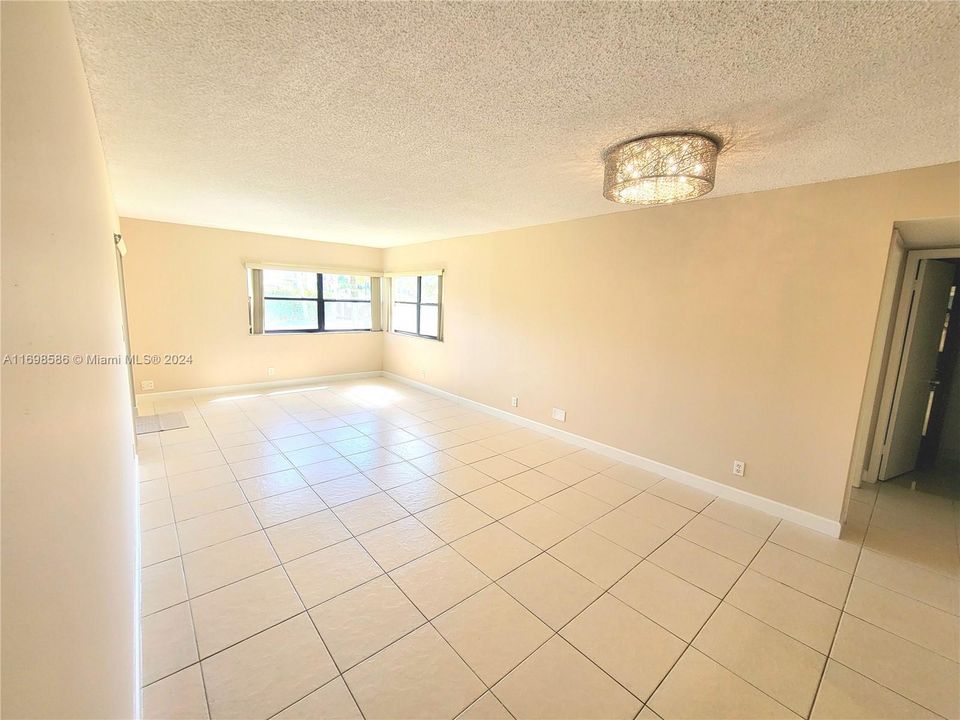 For Rent: $2,350 (2 beds, 2 baths, 956 Square Feet)