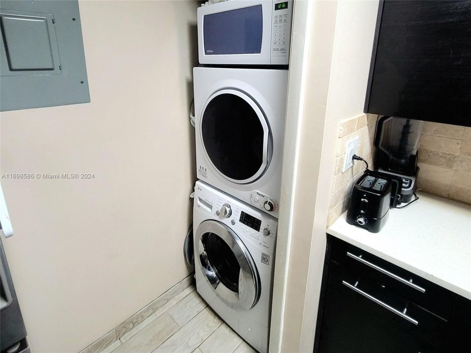 For Rent: $2,350 (2 beds, 2 baths, 956 Square Feet)