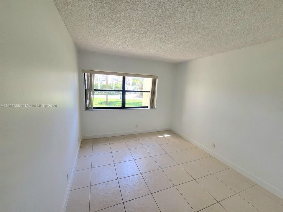 For Rent: $2,350 (2 beds, 2 baths, 956 Square Feet)