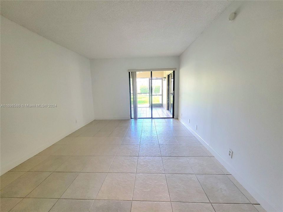 For Rent: $2,350 (2 beds, 2 baths, 956 Square Feet)