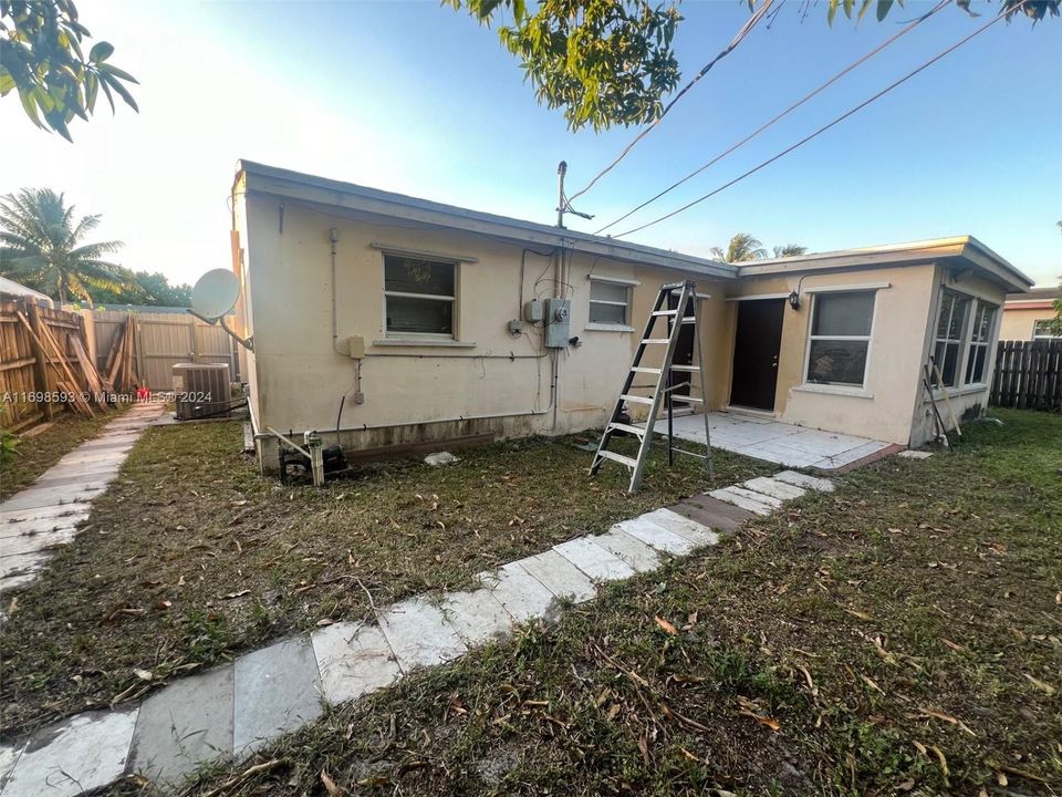 For Sale: $394,000 (3 beds, 2 baths, 1244 Square Feet)