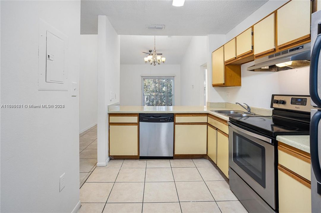 For Rent: $2,200 (2 beds, 2 baths, 1084 Square Feet)