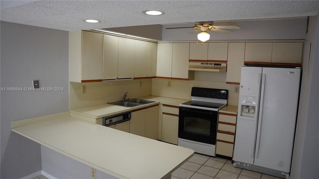 For Sale: $295,000 (2 beds, 2 baths, 939 Square Feet)