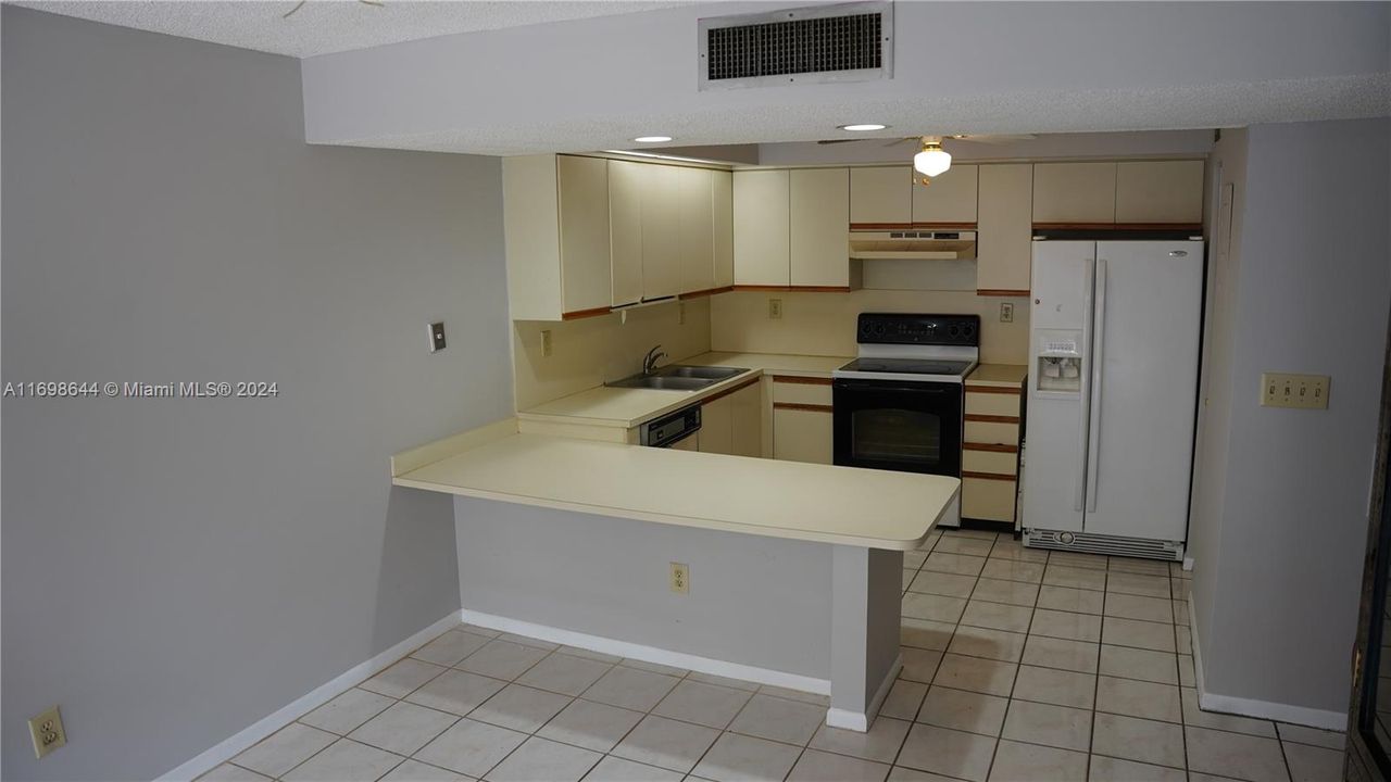 For Sale: $295,000 (2 beds, 2 baths, 939 Square Feet)