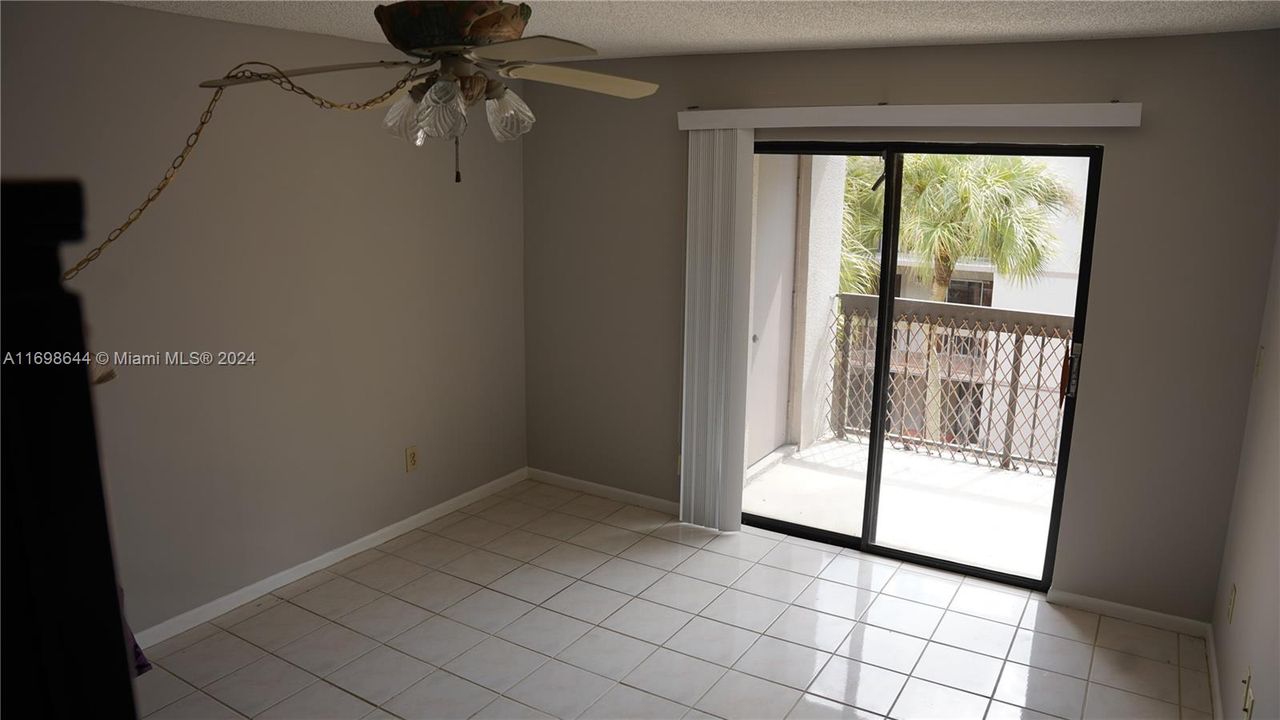 For Sale: $295,000 (2 beds, 2 baths, 939 Square Feet)