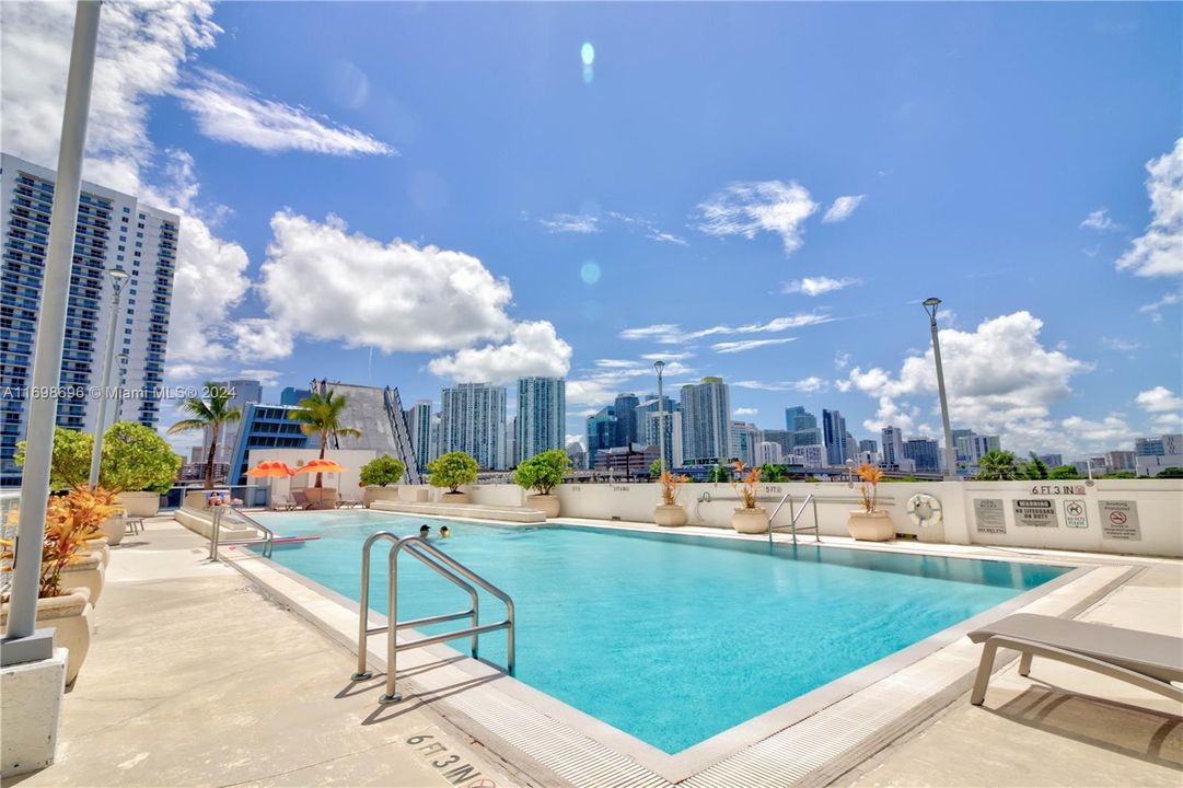 For Sale: $485,000 (2 beds, 2 baths, 997 Square Feet)