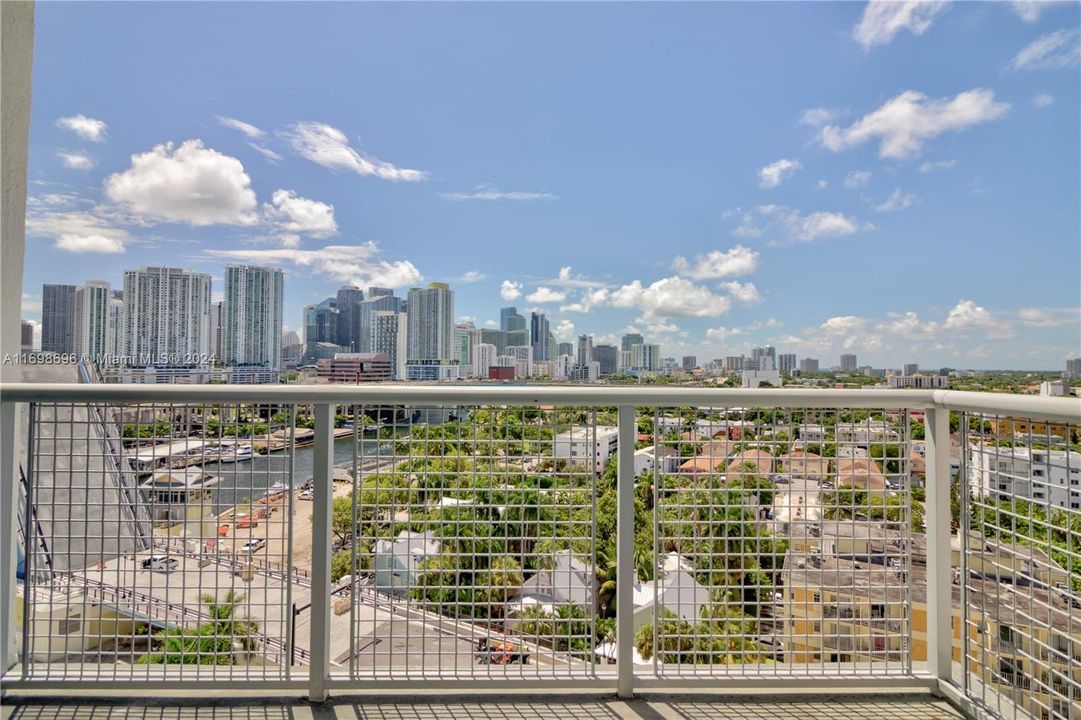 For Sale: $485,000 (2 beds, 2 baths, 997 Square Feet)