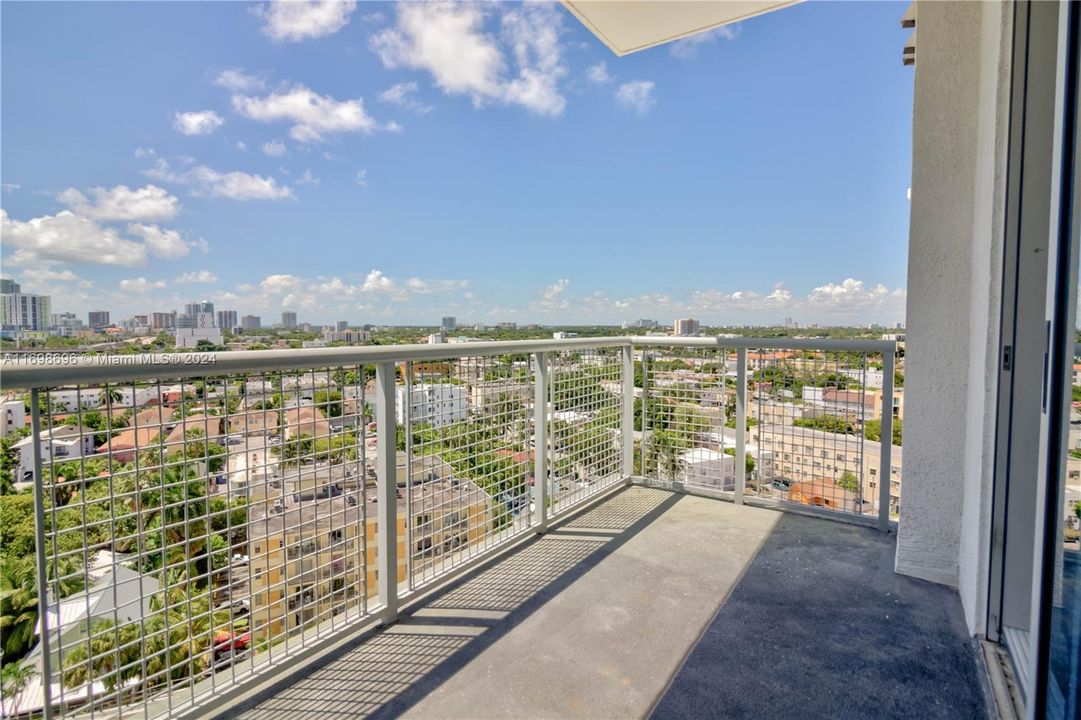 For Sale: $485,000 (2 beds, 2 baths, 997 Square Feet)