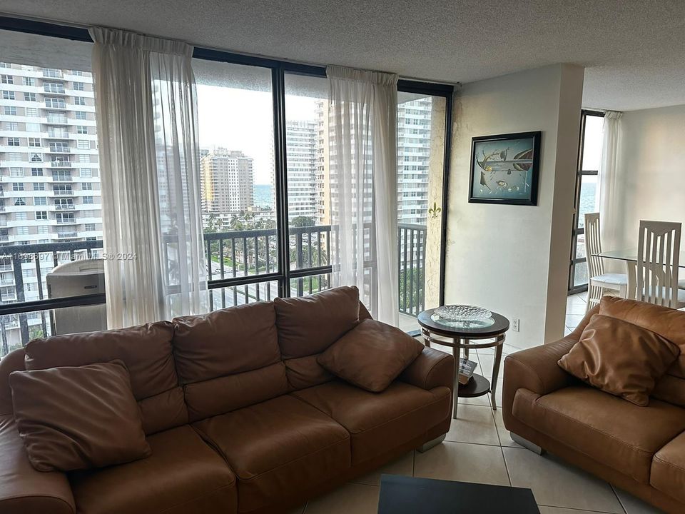 For Sale: $399,000 (2 beds, 2 baths, 1270 Square Feet)