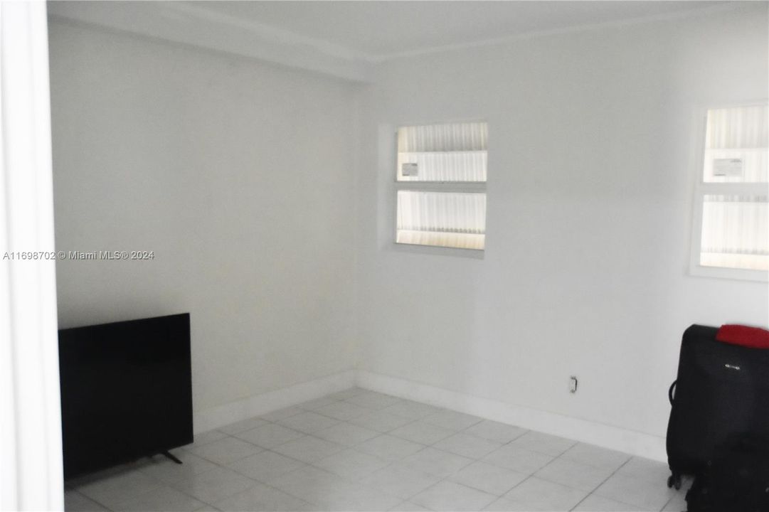 For Rent: $1,750 (2 beds, 1 baths, 920 Square Feet)