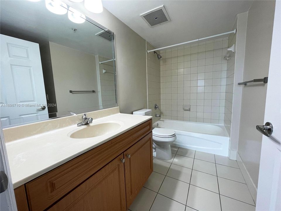 For Sale: $369,000 (1 beds, 1 baths, 710 Square Feet)