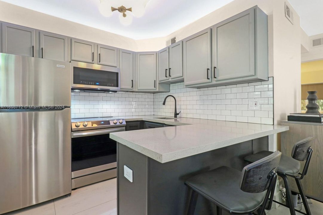 For Sale: $289,000 (2 beds, 1 baths, 619 Square Feet)