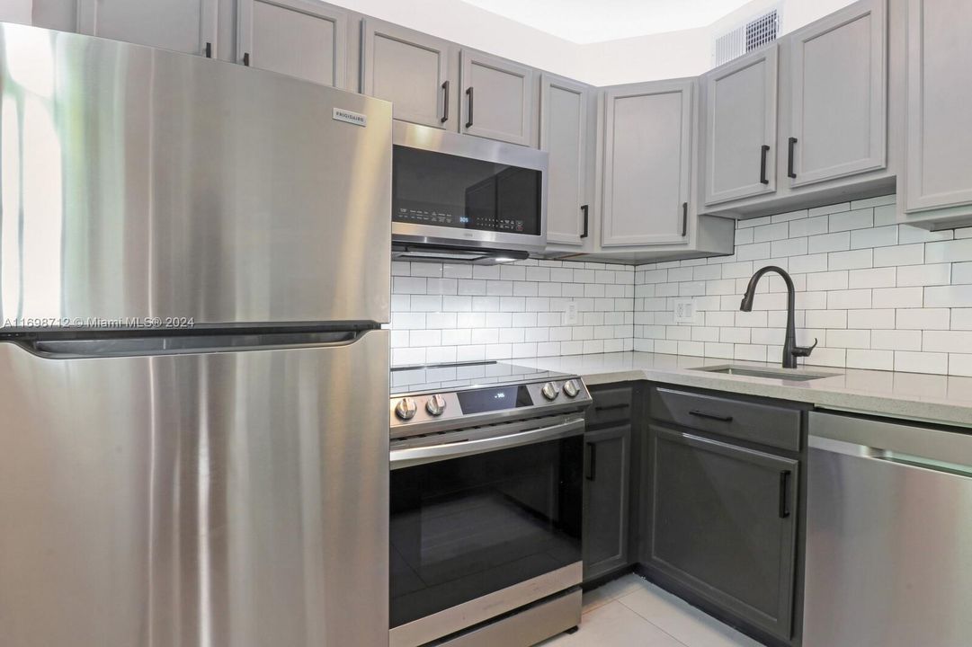 For Sale: $289,000 (2 beds, 1 baths, 619 Square Feet)