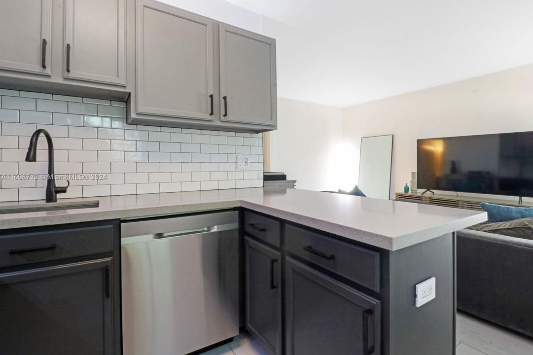 For Sale: $289,000 (2 beds, 1 baths, 619 Square Feet)