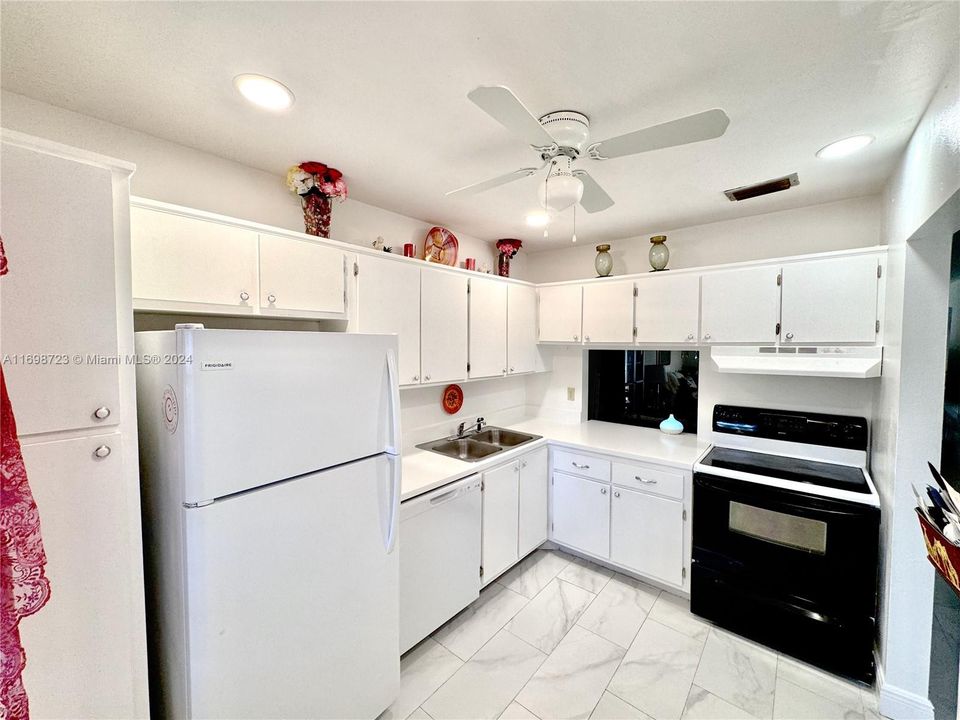 For Sale: $180,999 (2 beds, 2 baths, 857 Square Feet)