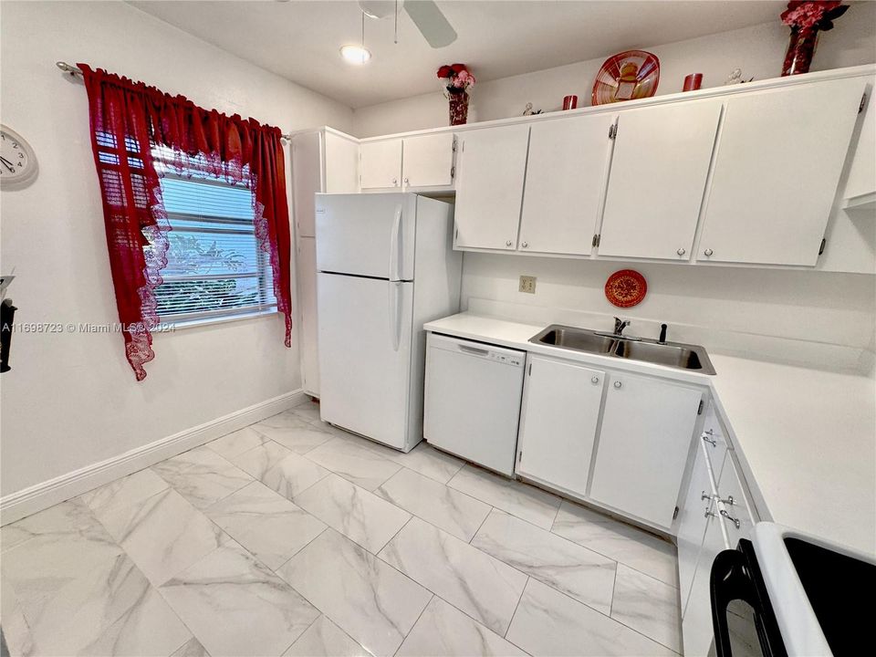 For Sale: $180,999 (2 beds, 2 baths, 857 Square Feet)