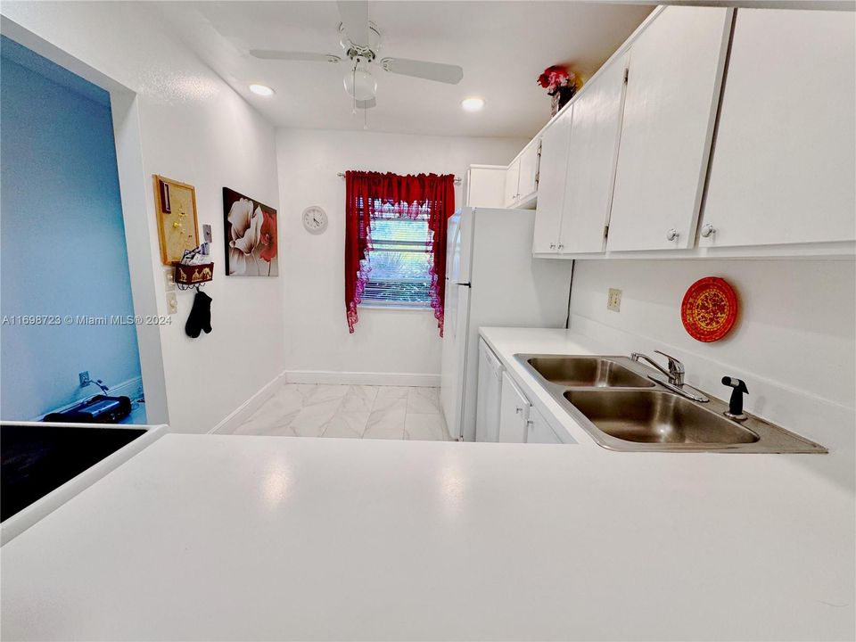 For Sale: $180,999 (2 beds, 2 baths, 857 Square Feet)