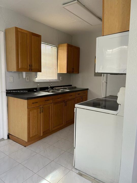 For Rent: $2,800 (3 beds, 1 baths, 886 Square Feet)