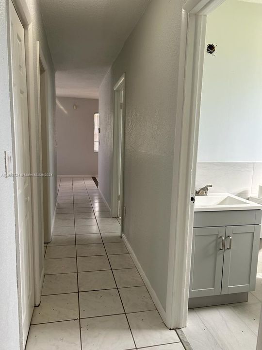 For Rent: $2,800 (3 beds, 1 baths, 886 Square Feet)