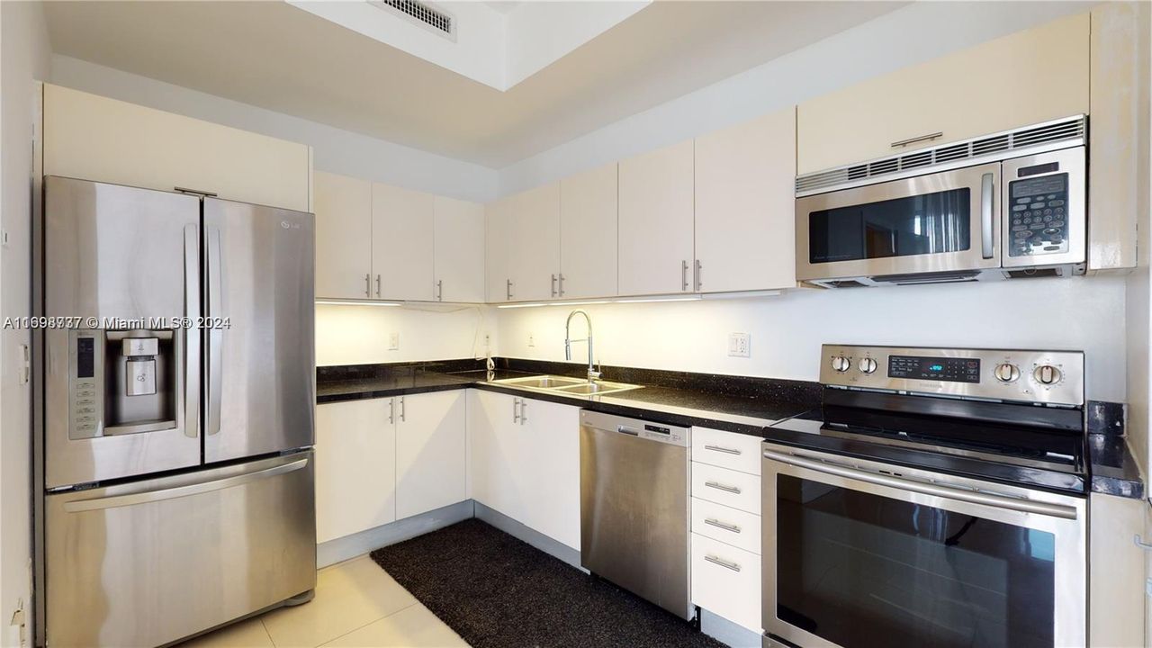 For Sale: $505,000 (1 beds, 2 baths, 894 Square Feet)