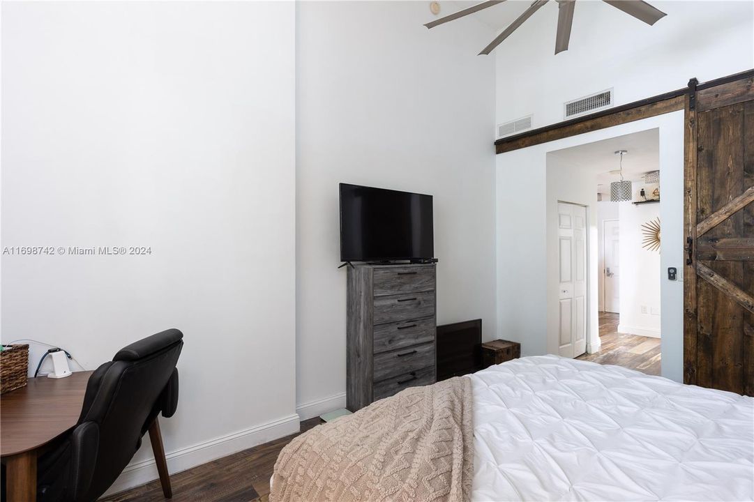 For Sale: $297,000 (1 beds, 1 baths, 790 Square Feet)