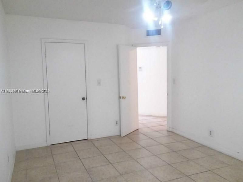 For Sale: $285,000 (1 beds, 1 baths, 710 Square Feet)