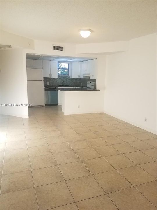 For Sale: $285,000 (1 beds, 1 baths, 710 Square Feet)