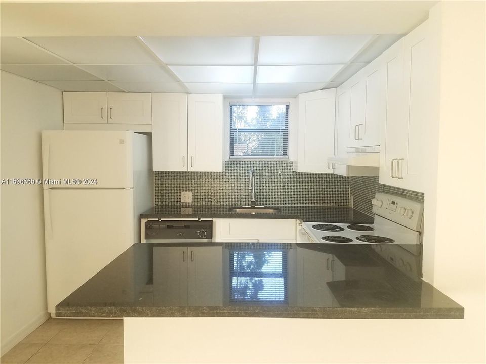 For Sale: $285,000 (1 beds, 1 baths, 710 Square Feet)