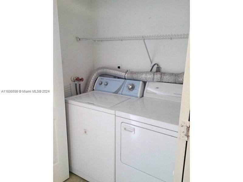 For Sale: $285,000 (1 beds, 1 baths, 710 Square Feet)