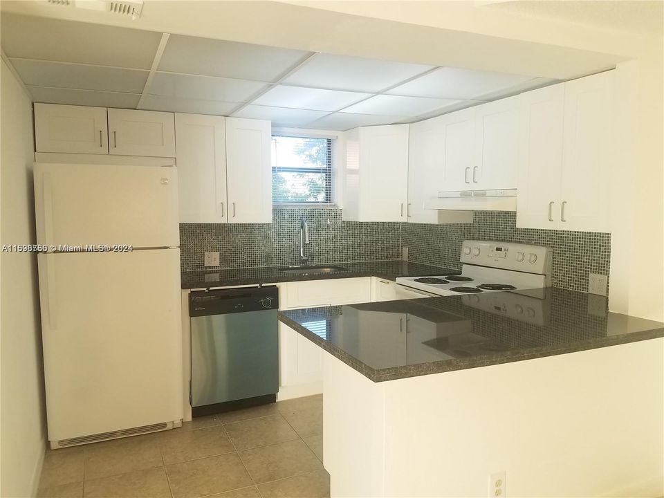 For Sale: $285,000 (1 beds, 1 baths, 710 Square Feet)