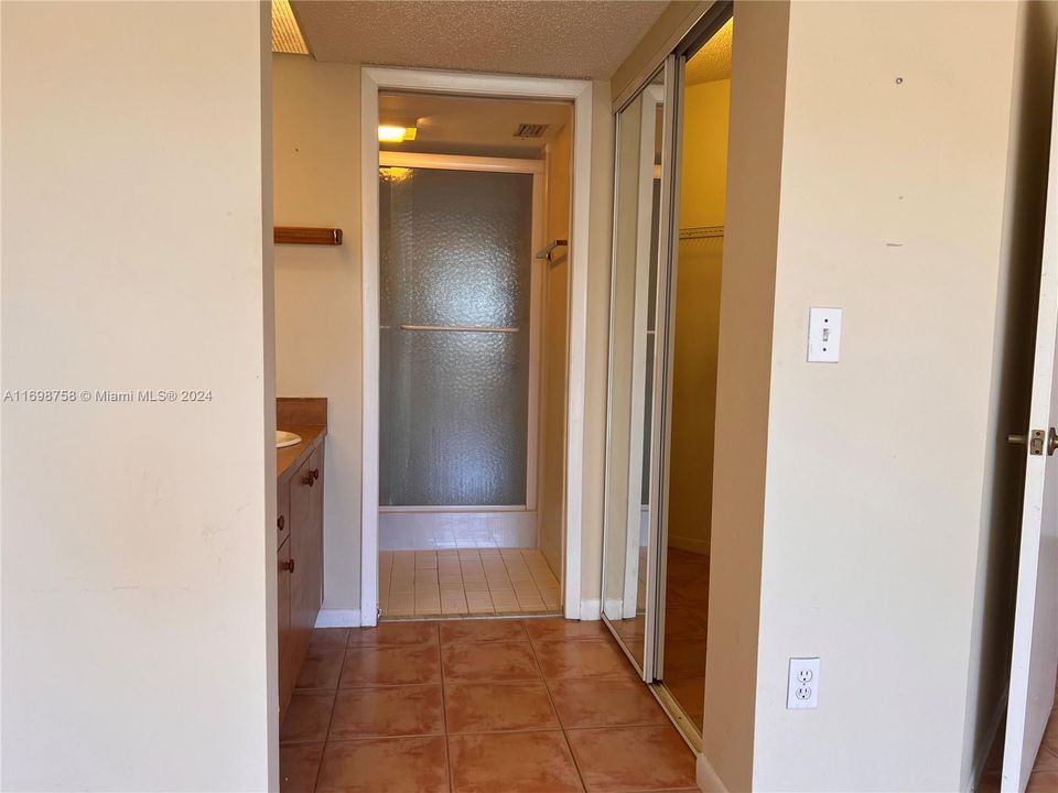 For Sale: $225,000 (2 beds, 2 baths, 930 Square Feet)