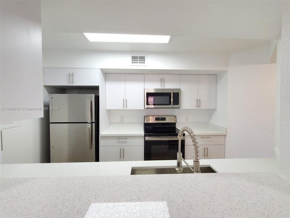 For Rent: $2,499 (2 beds, 2 baths, 1053 Square Feet)