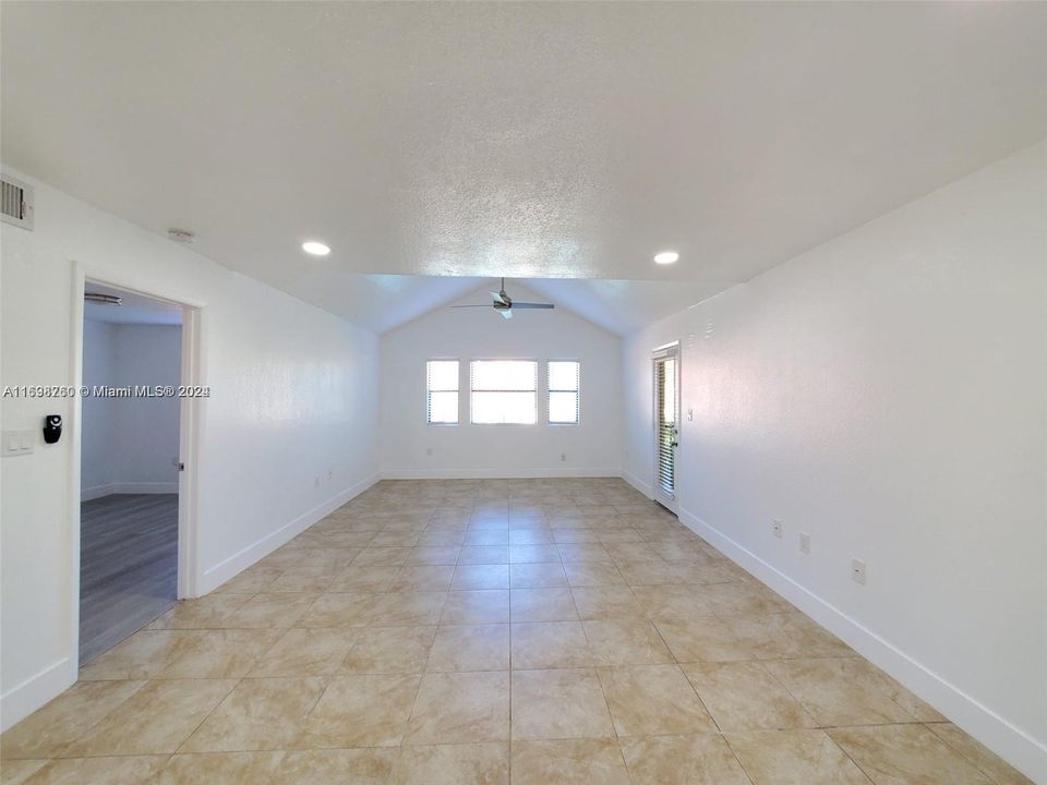 For Rent: $2,499 (2 beds, 2 baths, 1053 Square Feet)